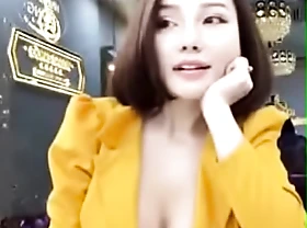 Dulce Reportera Vietnamita Seduce Con Su Escote.