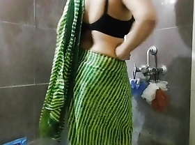 Bhabhi ji ne saare me kiya downcast dance