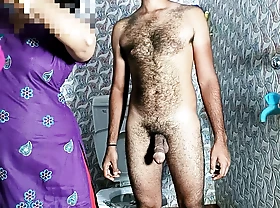 Maa Ne Bete Ko Bathroom Me Bra-Panty Se Land Hilate Pakda Fir Apni Choot Chudayi